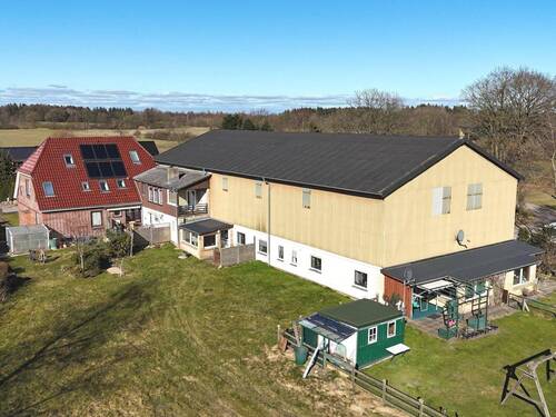 Die Rückansicht der Immobilie - 2 Zimmer Mehrfamilienhaus, Wohnhaus zum Kaufen in Geltorf