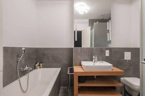 Weiteres Bad mit Wanne und Dusche - 