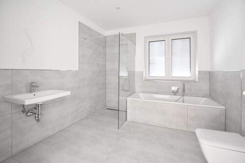 Bad mit Dusche und Badewanne - 