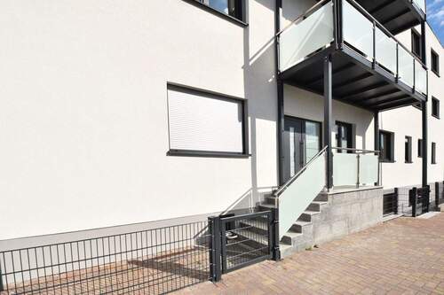 separater Eingang mit wenigen Stufen - 