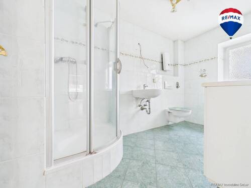 REMAX Immobilien DeLux Wohn-Geschäftshaus Badezimmer Ottweiler Mark Borowicz - 