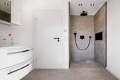 Bad 2 mit Dusche & Fenster (OG) - 
