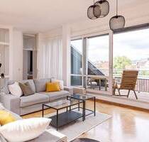 Helle und großzügige Dachgeschosswohnung mit Dachterrasse und freiem Blick nach Westen - Berlin Moabit