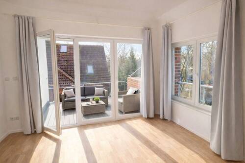 Wohnbereich mit Balkonansicht - Frisch renovierte, lichtdurchflutete 94 m² I 3,5 Zimmer I Balkon I Schnelsener Märchenviertel