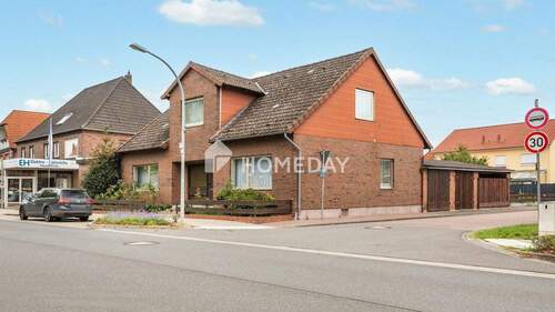 Außenansicht 2 - Einfamilienhaus mit Garagen & Nebengebäude - Terrasse sowie Nutz-Garten