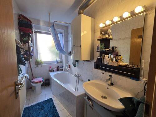 Bad mit Fenster, Wanne, Waschbecken und WC - 