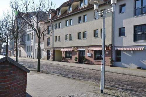 Aussenfassade - 2-Zimmerwohnung, mit Dusche, Aufzug und Hafenblick
