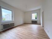 Wohnzimmer - MA-Lindenhof - Erstbezug nach Sanierung! 2 ZKB-Wohnung