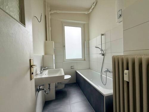 Tageslicht Badezimmer - Etagenwohnung mit 56,40 m&sup2; in Mannheim zur Miete