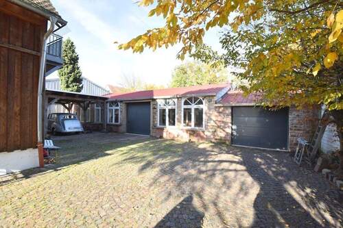 Hof: Blick auf hintere Halle - 