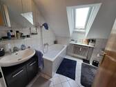 Bad mit Fenster, Wanne, Waschtisch, ... - 