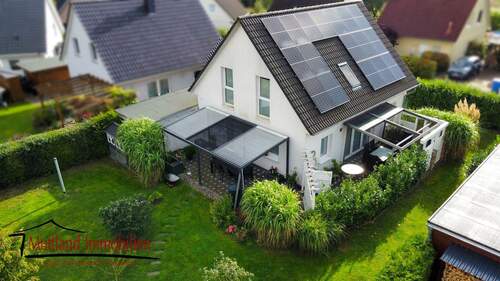 Hausansicht - Wohnen, wo das Herz lächelt - und die Sonne Energie spendet