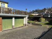 Hof mit zwei Garagen - 