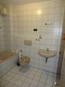 BLICK IN DAS BADEZIMMER - 