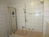 BLICK ZUR BADEWANNE MIT DUSCHMÖGLICHKEIT - 