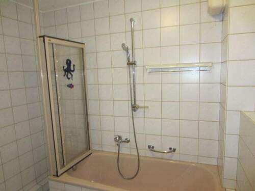 BLICK ZUR BADEWANNE MIT DUSCHMÖGLICHKEIT - 