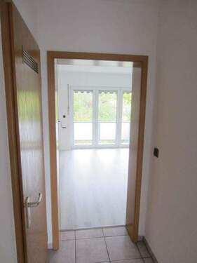 BLICK VON DER DIELE AUS IN`S HELLE WOHNZIMMER - 
