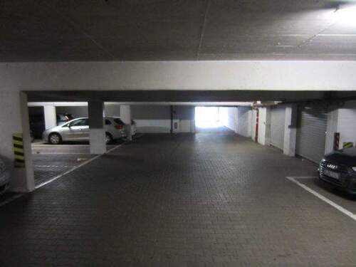 TIEFGARAGEN STELLPLATZ BLICK ZUR AUSFAHRT - 