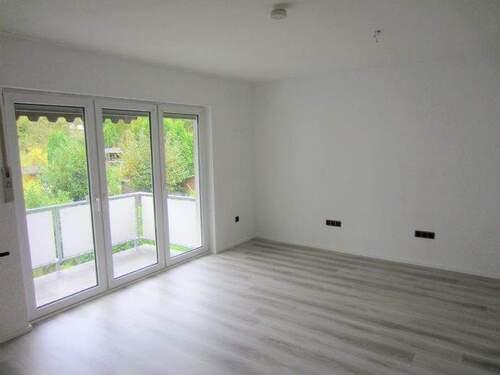 BLICK VOM WOHNZIMMER ZUM BALKONAUSGANG - 