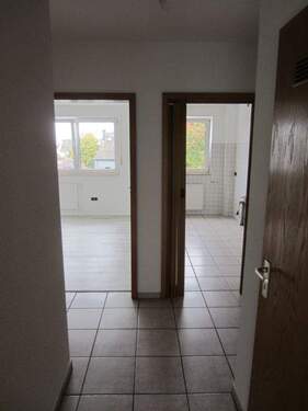 BLICK VON DER DIELE ZUR KÜCHE UND SCHLAFZIMMER - 