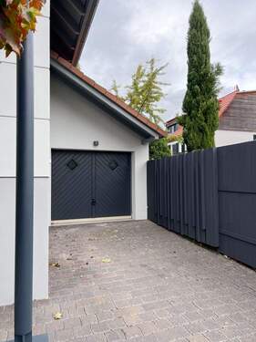 Garage mit Stellplatz - 