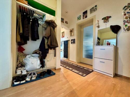 Flur mit Garderobe - 