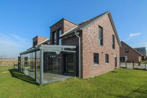 Gartenansicht mit Wintergarten - 5 Zimmer Doppelhaushälfte zum Kaufen in Klanxbüll