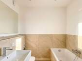 Modernes Badezimmer mit Wanne - 