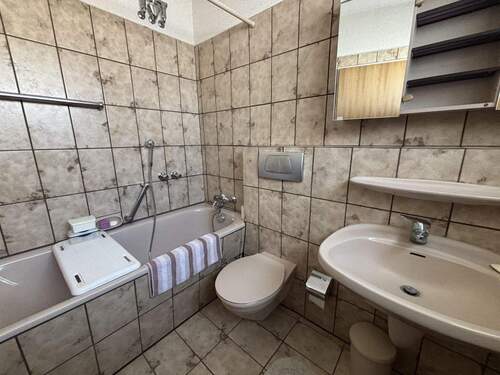 …Tageslichtbad mit Wanne - 