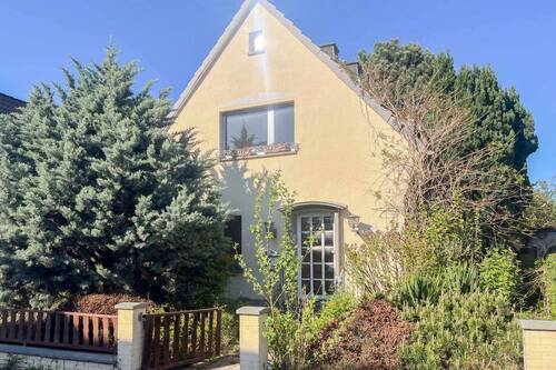 Haus Vorderansicht - Mitten in Hürth-Efferen: Sanierungsbedürftiges Haus auf gut geschnittenem Grundstück