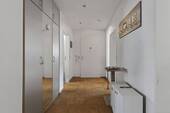 Flur + Wohnungseingang - 