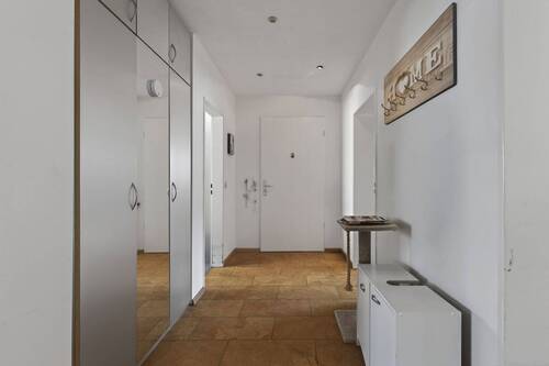 Flur + Wohnungseingang - 