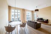 Wohnzimmer mit Balkonzugang - 2 Zimmer Etagenwohnung in Berlin