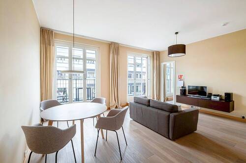 Wohnzimmer mit Balkonzugang - 2 Zimmer Etagenwohnung in Berlin