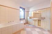 Geräumiges Vollbad mit Dusche - 