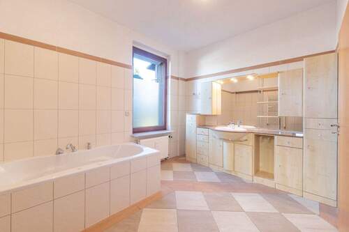 Geräumiges Vollbad mit Dusche - 