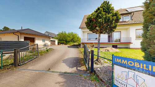 Hofeinfahrt von Straße aus - 