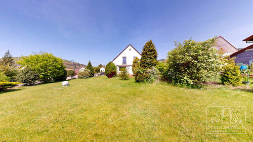 Garten mit Blick aufs Haus - 