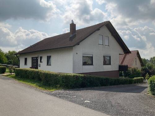 Seitenansicht - 4 Zimmer Mehrfamilienhaus, Wohnhaus zum Kaufen in Itzgrund