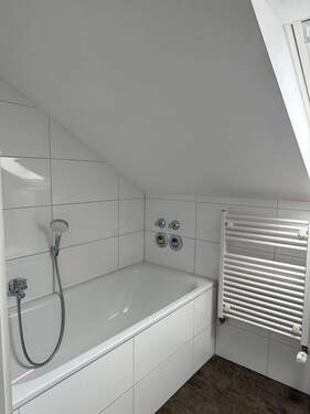 Badewanne und Handtuchheizkörper.jpeg - 