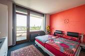 210_Schlafzimmer mit Fenster frei.jpg - 