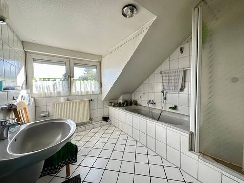 Bad mit Dusche und Wanne - 