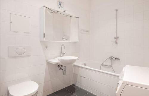 Bad mit Wanne und Dusche - 