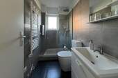 24409031_2-Badezimmer.jpg - Etagenwohnung mit 50,00 m&sup2; in Brodersby zum Kaufen