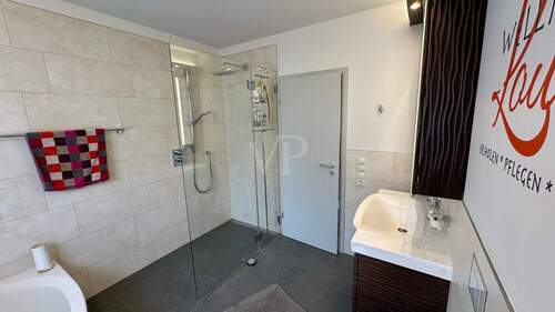 Bad EG mit bodentiefer Dusche - 