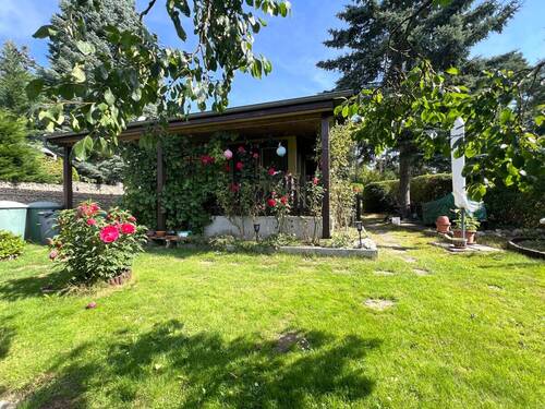 Blick zur Terrasse 1 - Ruhig gelegener Ferienbungalow in Dahmsdorf. Naturnah und fußläufig zum See