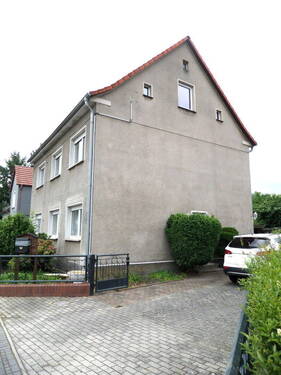 Hausansicht von rechts - 8 Zimmer Mehrfamilienhaus, Wohnhaus in Lauchhammer