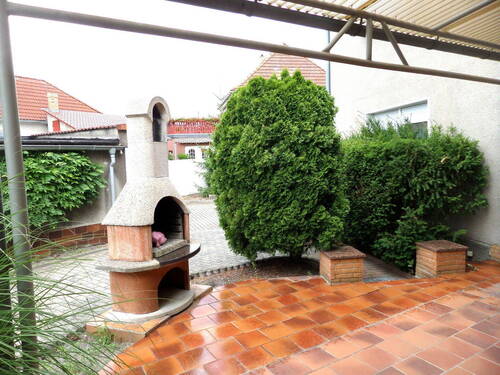 Terrasse mit Grillkamin - Mehrfamilienhaus, Wohnhaus mit 169,00 m² in Lauchhammer zum Kaufen