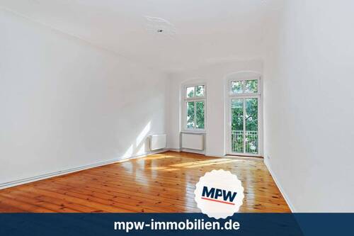 Wohnzimmer - Charmante Altbauwohnung in Pankow: mit Stuck & Balkon