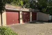 Garageneinfahrt - 8 Zimmer Mehrfamilienhaus, Wohnhaus zum Kaufen in Stuttgart